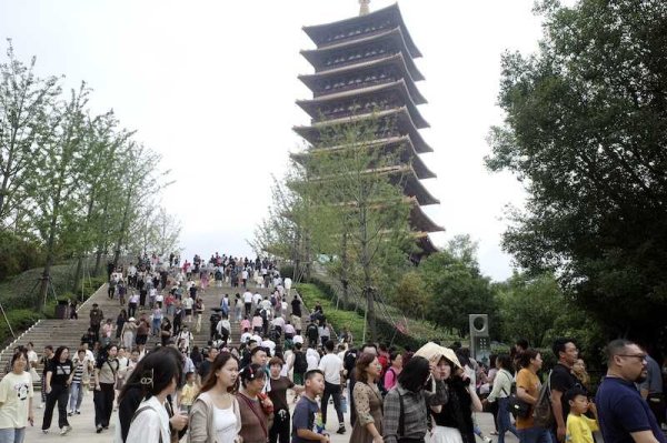 假日经济｜“五一”点燃旅游市场，“陆地邮轮”起航