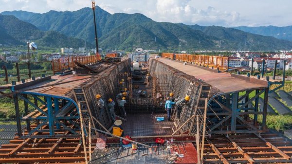 中国铁建：2026年一季度总收入约2315.82亿元 总利润约59.59亿元