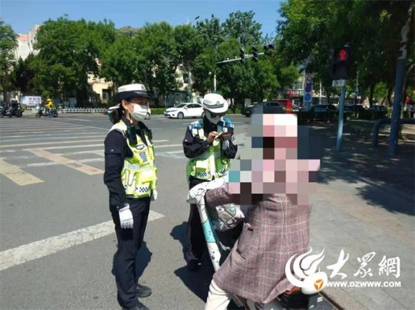 东营交警开发区大队持续开展驾乘电动自行车不按规定佩戴安全头盔整治行动