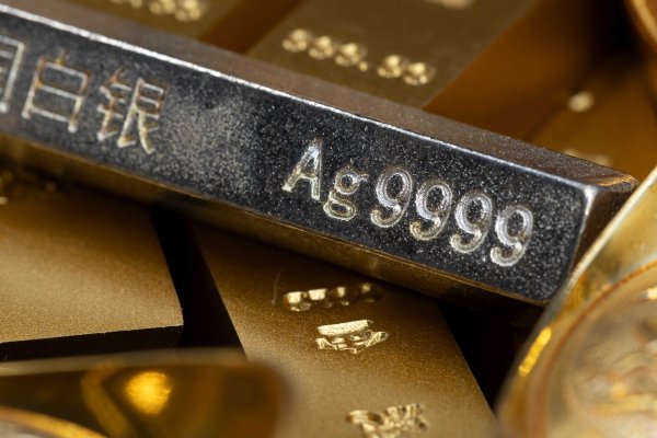 纽约期银重挫10%