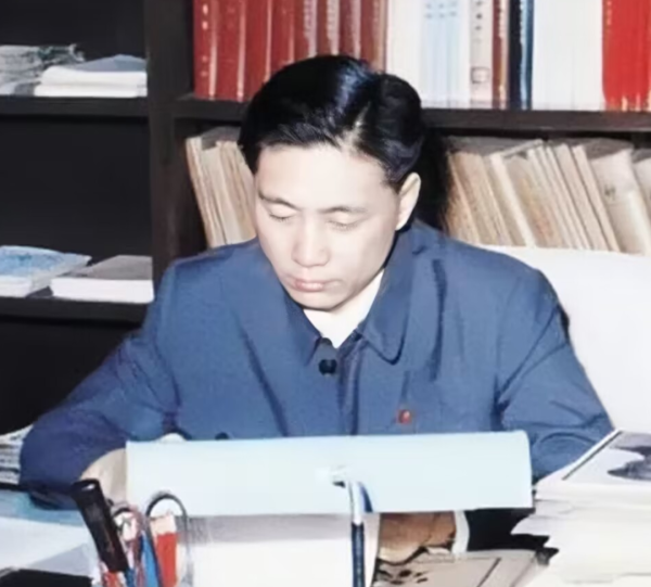 王洪文想回上海，毛主席笑了：他怎么能回去？我要提拔他当副主席