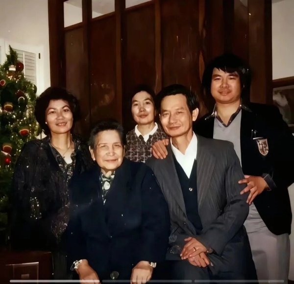 吴石将军牺牲31年后，1981年，妻子王碧奎和儿女在美国的团圆合影