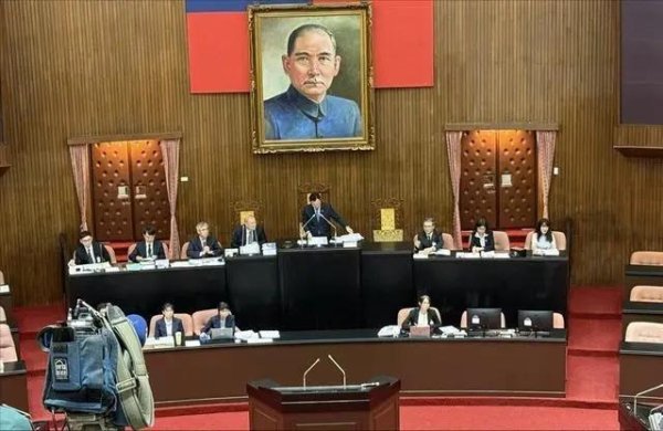 蓝白联手封杀！台当局2100亿无人机采购案被挡下